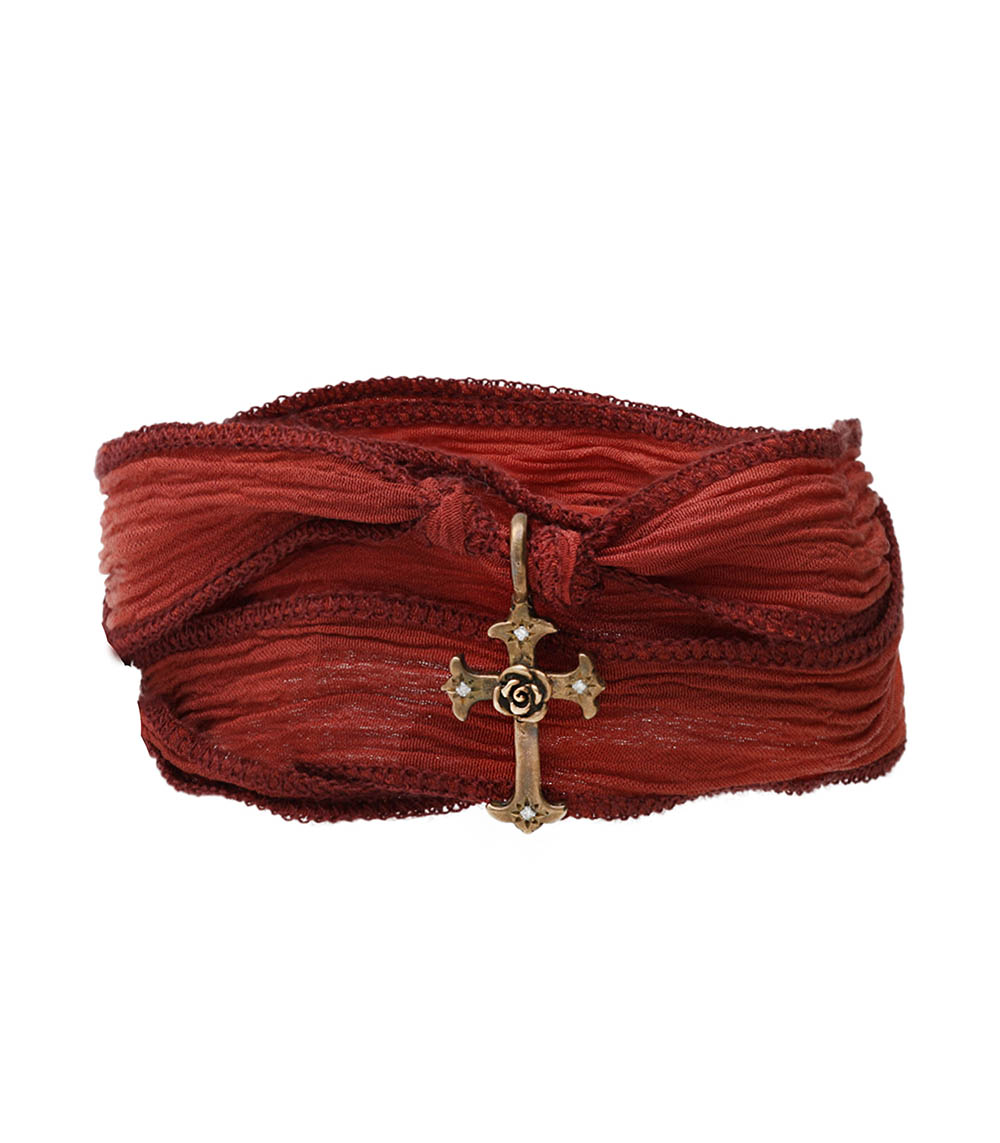 Bracelet en soie à nouer et charm Mariel Cross en bronze et diamant Catherine Michiels