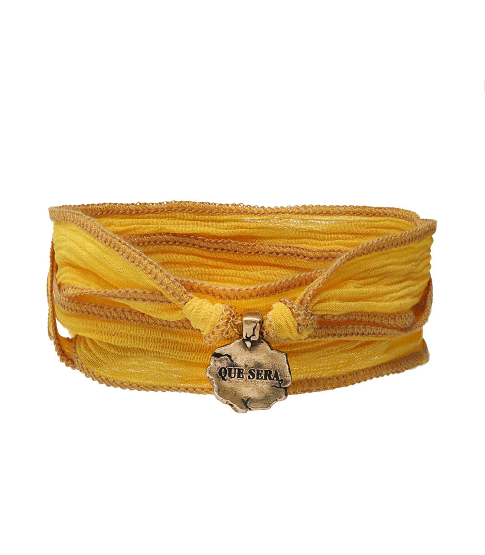 Bracelet en soie à nouer et charm Que Sera en bronze Catherine Michiels