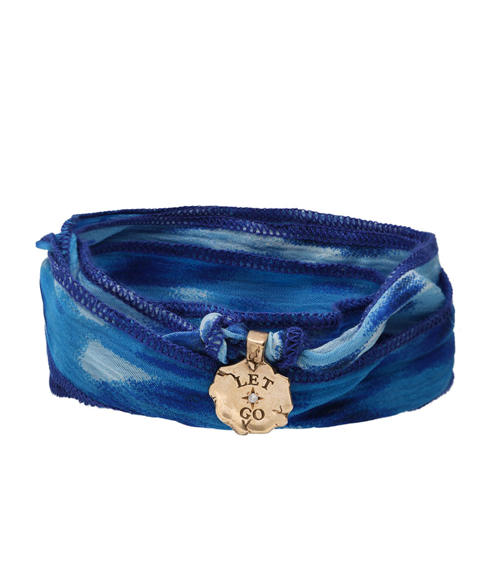 Bracelet en soie à nouer et charm Let Go en bronze et diamant Catherine Michiels