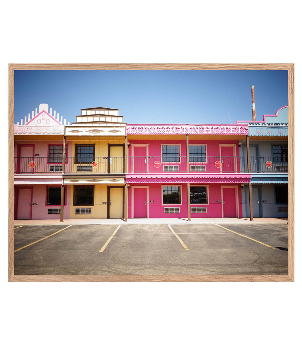 Tableau avec cadre Longhorn Hotel 60x80cm Lola James Harper