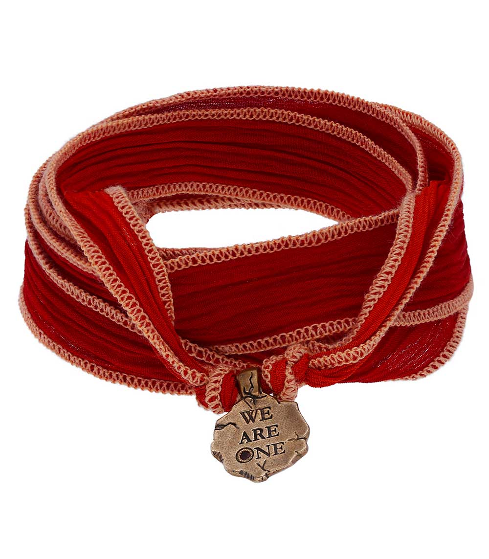 Bracelet en soie à nouer et charm We Are One en bronze et grenat Catherine Michiels