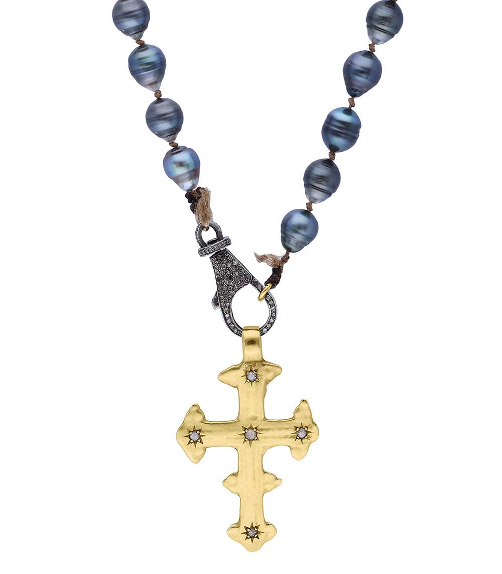 Collier Marie ne pas mettre en visibilité, la croix a été vendue à part et cela est du dépot Catherine Michiels