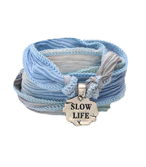 Bracelet en soie à nouer et charm Slow Life en argent Catherine Michiels
