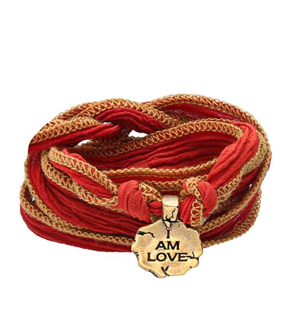 Bracelet en soie à nouer et charm I Am Love en bronze Catherine Michiels