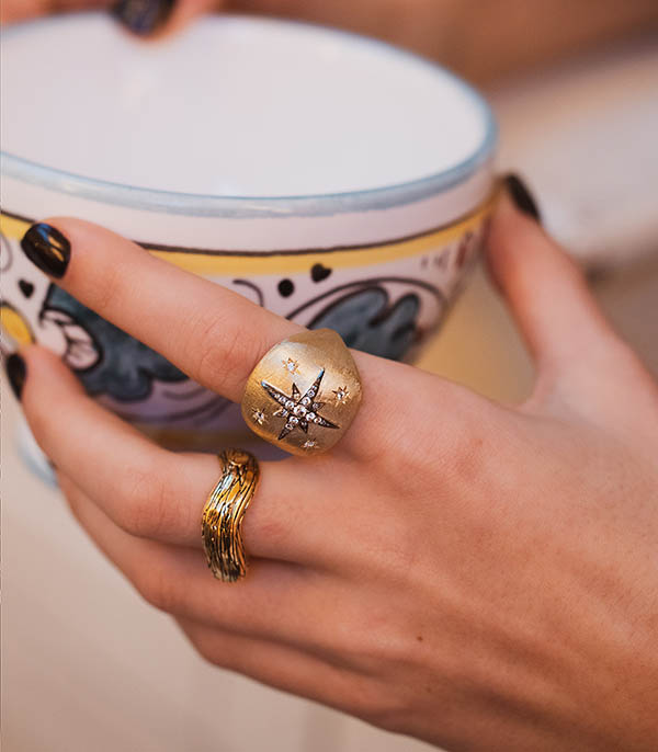 Bague chevalière Étoile Or jaune Saphirs blancs Feidt Paris