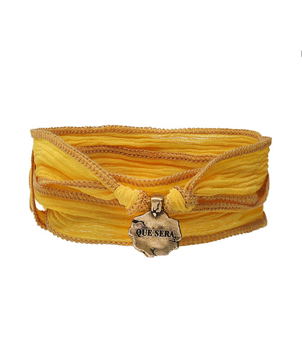 Bracelet en soie à nouer et charm Que Sera en bronze Catherine Michiels
