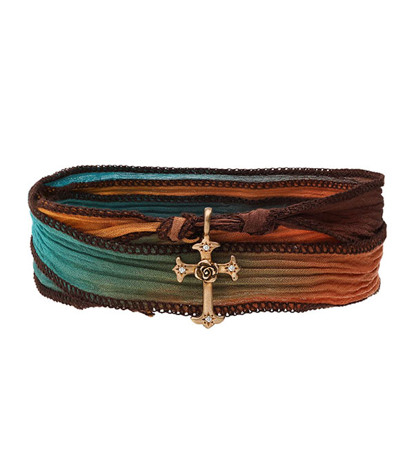 Bracelet en soie à nouer et charm Mariel Cross en bronze et diamant Catherine Michiels