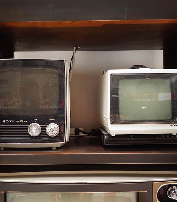 Bougie #1 The TV Basement 190g Lola James Harper