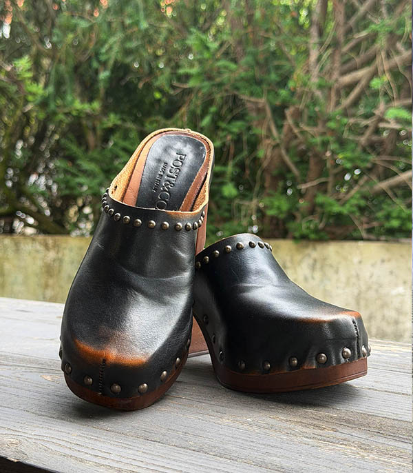Sabots à talons haut en cuir Chocolat & Studs Post&Co