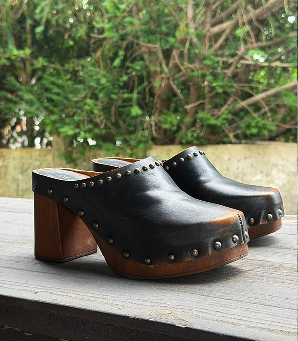Sabots à talons haut en cuir Chocolat & Studs Post&Co