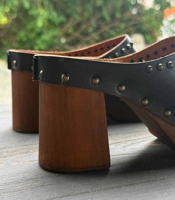 Sabots à talons haut en cuir Chocolat & Studs Post&Co
