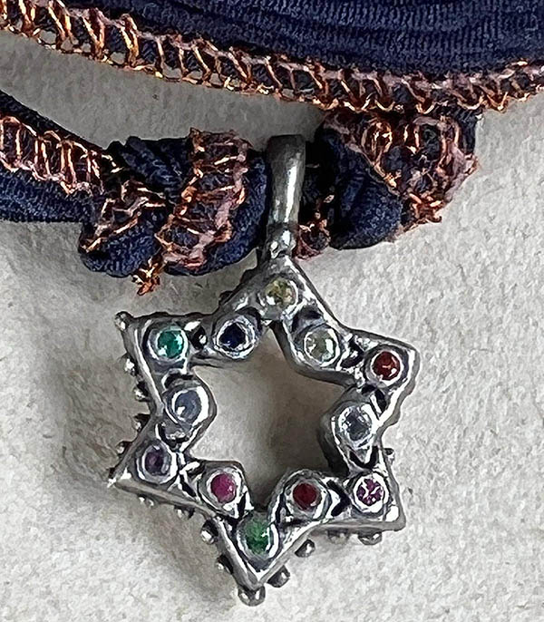 Bracelet lien de soie et Charm Eulalia Star Rainbow Saphire Catherine Michiels