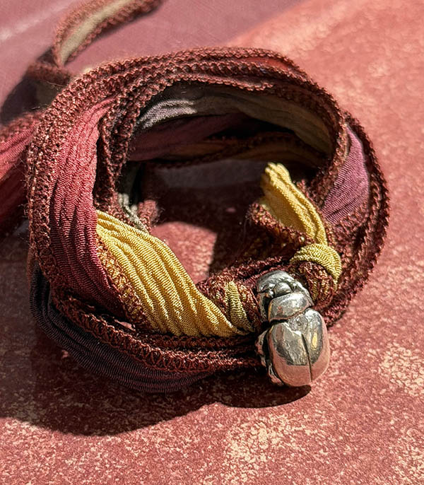 Bracelet lien en soie et Charm Mini Beetle Silver Catherine Michiels