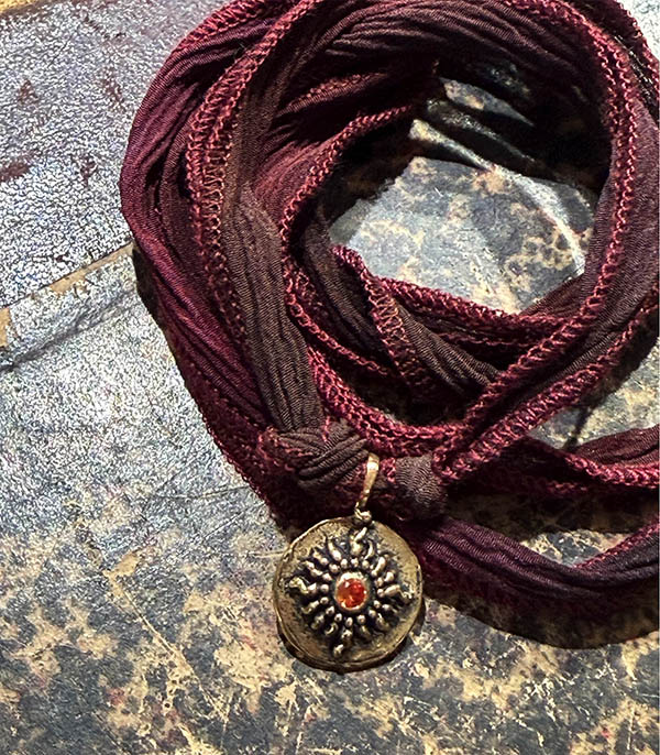 Bracelet lien de soie et Charm Soleil Bronze Catherine Michiels