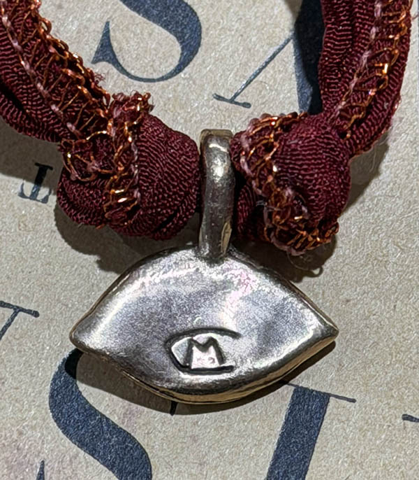 Bracelet lien de soie et Charm Mini Amazing Eye Catherine Michiels
