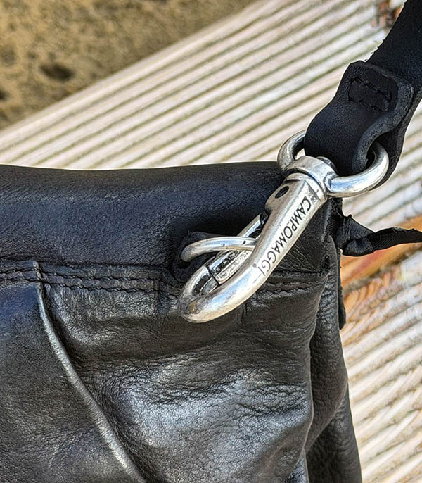Pochette double avec boucle et clous Cesarina en cuir Noir Campomaggi