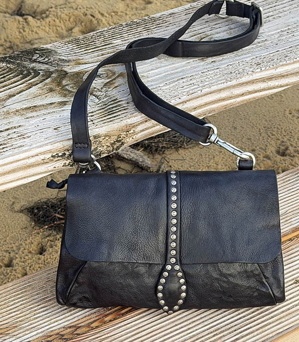 Pochette double avec boucle et clous Cesarina en cuir Noir Campomaggi