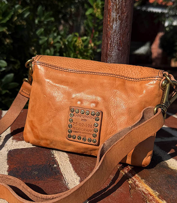 Sac bandoulière Simona S en cuir Hazelnut Campomaggi