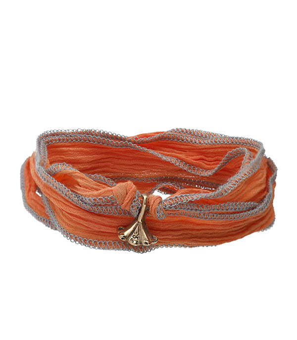 Bracelet en soie à nouer et charm Le Lily de Paris en bronze Catherine Michiels