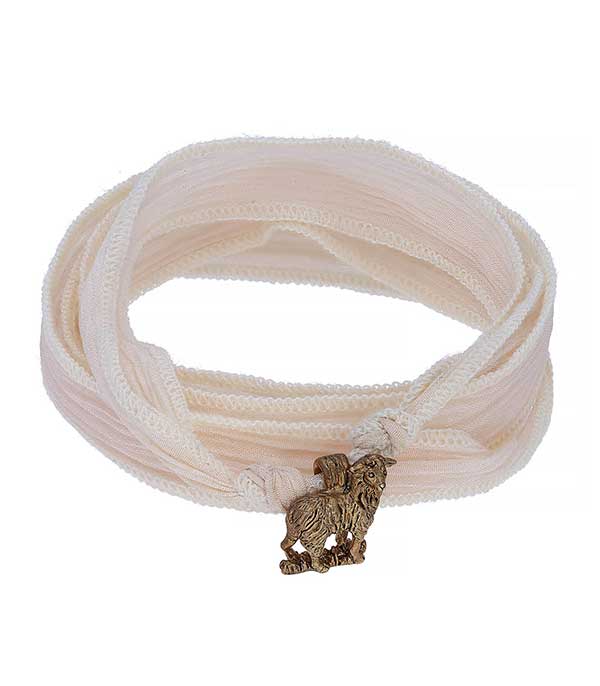 Bracelet en soie à nouer et charm Le Petit Maurice en bronze Catherine Michiels