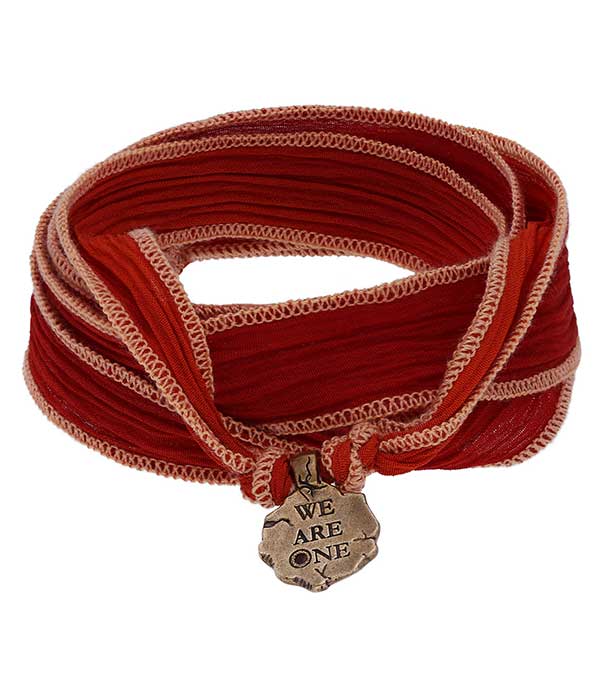 Bracelet en soie à nouer et charm We Are One en bronze et grenat Catherine Michiels