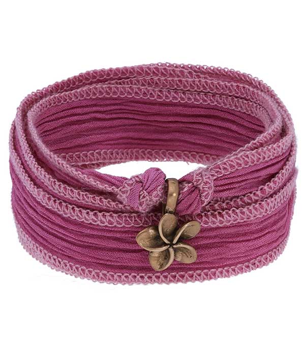 Bracelet en soie à nouer et charm Frangipani Flower en bronze Catherine Michiels