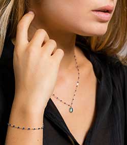 Tenue portée avec Bracelet Or Jaune et Perles de résine
