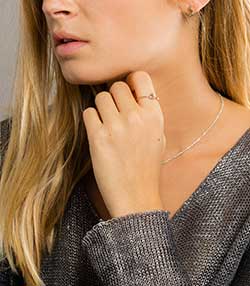 Tenue portée avec Boucle d'oreille Adèle N°1