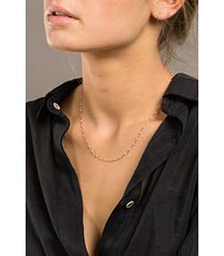 Tenue portée avec Collier Or rose et Perles de résine 42 cm