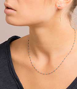 Tenue portée avec Collier Or rose et Perles de résine 42 cm