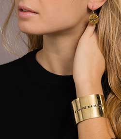 Tenue portée avec Manchette gravée N'oubliez Pas de Rire