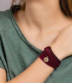 Tenue portée avec Bracelet en soie à nouer et charm I Am Love en bronze