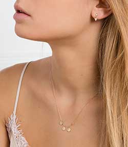 Tenue portée avec Boucle d'oreille solo diamant et triangle