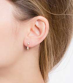 Tenue portée avec Boucle d'oreille éclair or jaune et diamants