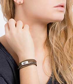 Tenue portée avec Boucle d'oreille double créole diamants noirs