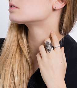 Tenue portée avec Mini créole baguette or noir