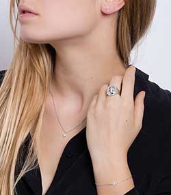 Tenue portée avec Collier yesterday simple or blanc