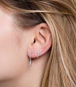 Tenue portée avec Mini créole Fleurs du mal or blanc