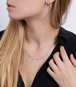 Tenue portée avec Créoles volupté en or blanc