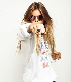 Tenue portée avec Sweat-shirt Roller Jane de Boy '68 Blanc/Bleu/Rouge