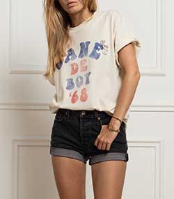 Tenue portée avec Tee-shirt Trucker Jane de Boy '68 Natural/Bleu/Rouge