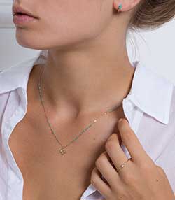 Tenue portée avec Mini Créoles or rose et perles de résine