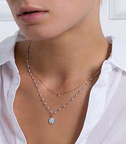 Tenue portée avec Collier Or rose et Perles de résine 42 cm