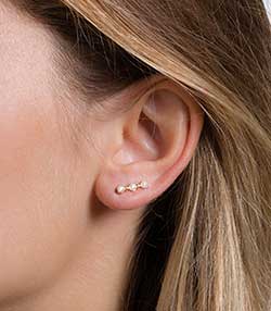 Tenue portée avec Boucle d'oreille charmante or jaune