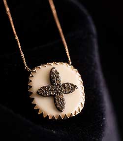 Tenue portée avec Collier Bowie Blanc et diamants