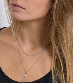 Tenue portée avec Collier Or rose et Perles de résine 42 cm