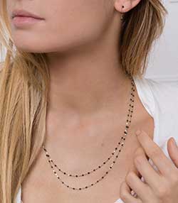 Tenue portée avec Collier or rose et perles de résine 50 cm