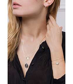 Tenue portée avec Boucle d'oreille mini créole à pointe or jaune et diamants