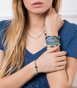 Tenue portée avec Bracelet en soie à nouer et charm We Are One en bronze et grenat
