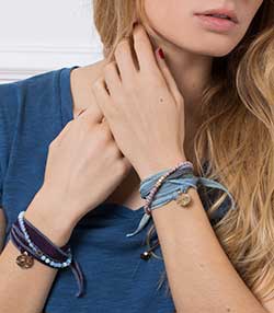 Tenue portée avec Bracelet en soie à nouer et charm Let It Be en bronze et diamant